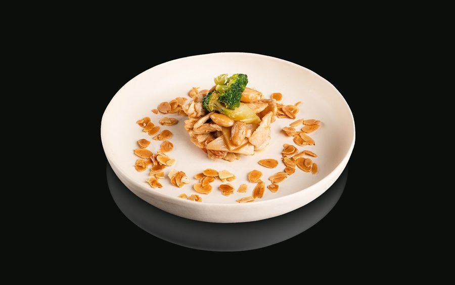 Pollo con mandorle